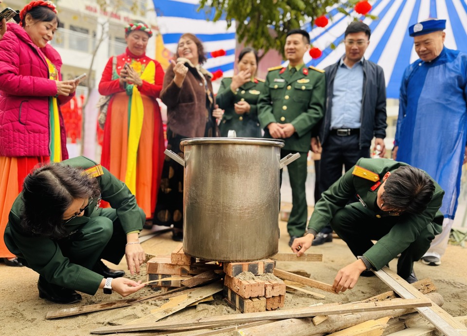 Lực lượng qu&acirc;n đội hỗ trợ c&aacute;c đội nh&oacute;m lửa để nấu b&aacute;nh Chưng.