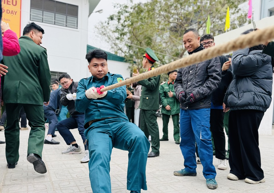 Trong khi chờ b&aacute;nh Chưng được luộc ch&iacute;n, c&aacute;c đội thi cử người tham gia phần thi k&eacute;o co...