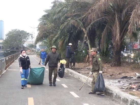 Lực lượng chức năng phường L&aacute;ng Hạ phối hợp c&ocirc;ng nh&acirc;n m&ocirc;i trường Urenco 4 dọn dẹp vệ sinh đường dạo bộ dọc s&ocirc;ng T&ocirc; Lịch.