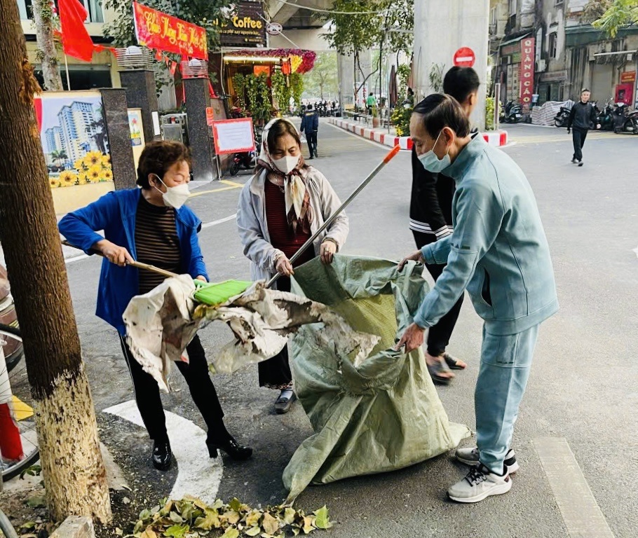 Người d&acirc;n phường Thịnh Quang tham gia dọn dẹp vệ sinh m&ocirc;i trường tr&ecirc;n địa b&agrave;n.