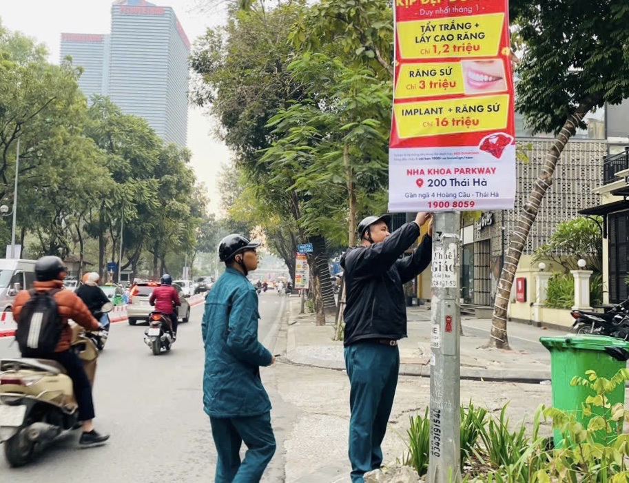 Lực lượng chức năng phường L&aacute;ng Hạ ra qu&acirc;n xử l&yacute; quảng c&aacute;o vi phạm.