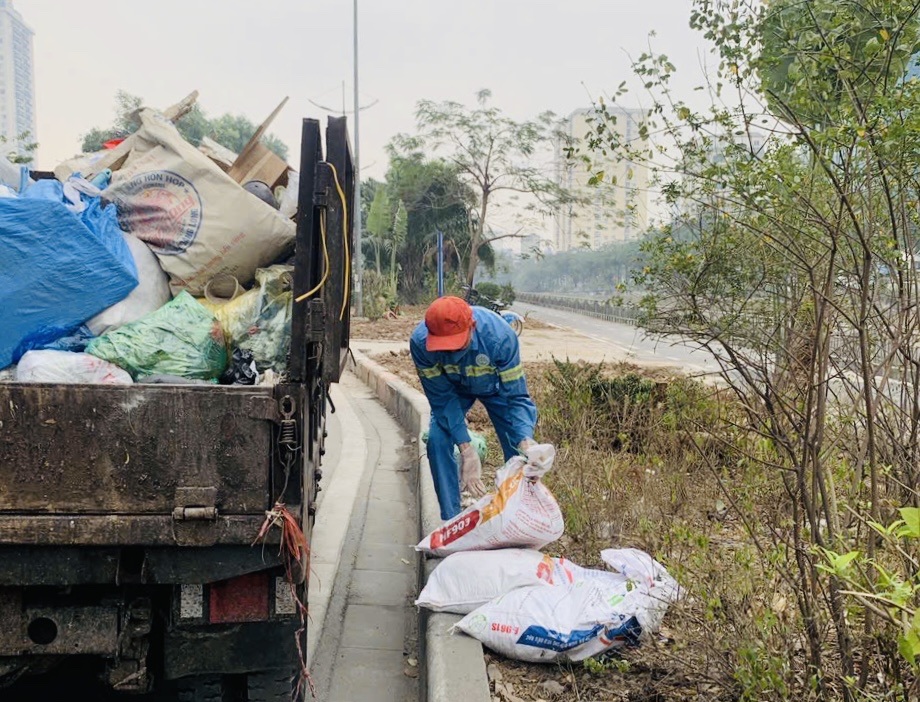 C&ocirc;ng nh&acirc;n C&ocirc;ng ty Urenco 4 dọn r&aacute;c thải tại dọc tuyến s&ocirc;ng T&ocirc; Lịch tr&ecirc;n địa b&agrave;n quận Đống Đa.&nbsp;