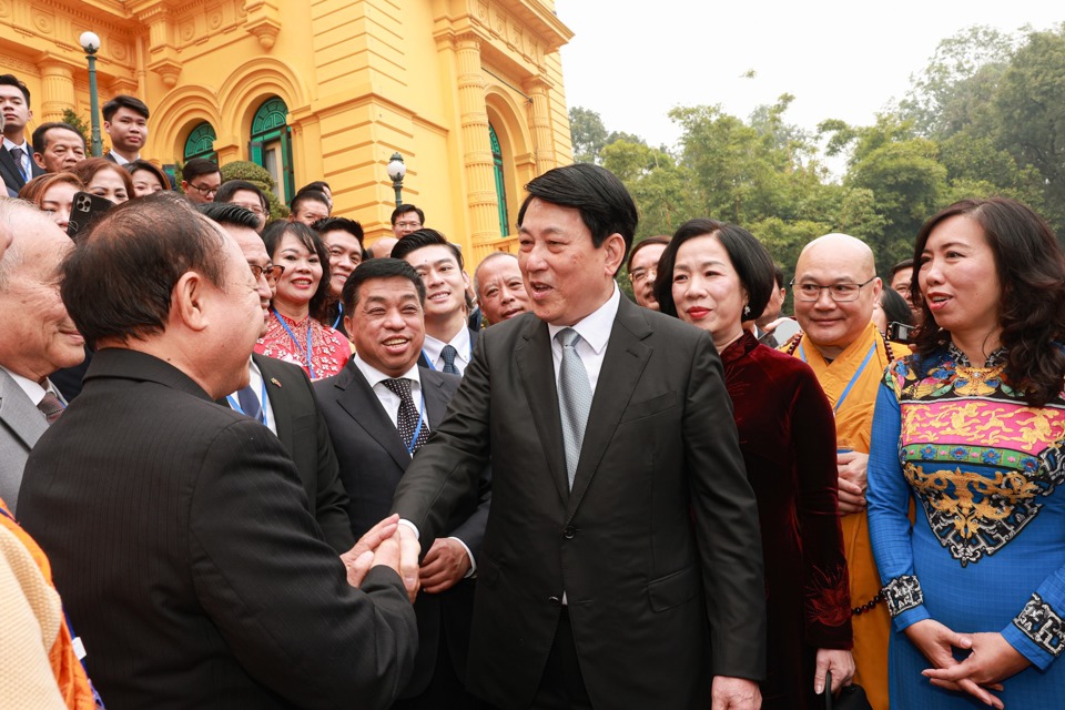 Chủ tịch nước Lương Cường v&agrave; Phu nh&acirc;n thăm hỏi kiều b&agrave;o. Ảnh:&nbsp;Ủy ban Nh&agrave; nước về NVNONN