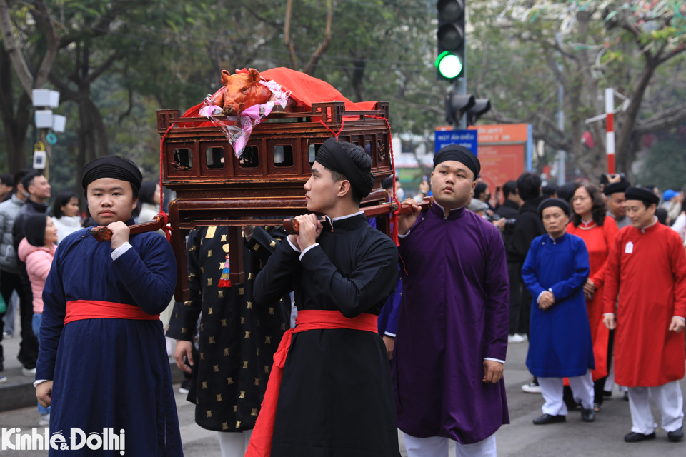 &nbsp;Lễ vật l&agrave; những vật phẩm truyền thống ở H&agrave; Nội như: mứt Tết, tr&agrave; sen, b&aacute;nh chưng, b&aacute;nh cốm, hoa đ&agrave;o, thủ lợn...