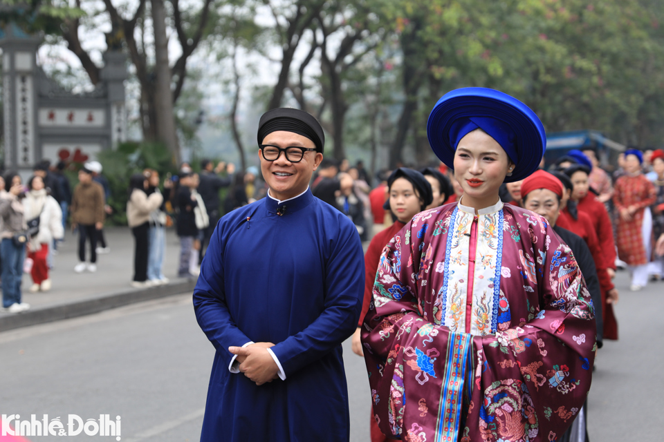 Khối "B&aacute;ch hoa bộ h&agrave;nh" được v&iacute; như một rừng hoa rực rỡ với h&agrave;ng trăm bộ trang phục từ c&aacute;c triều đại như L&yacute;, Trần, L&ecirc;, Nguyễn...