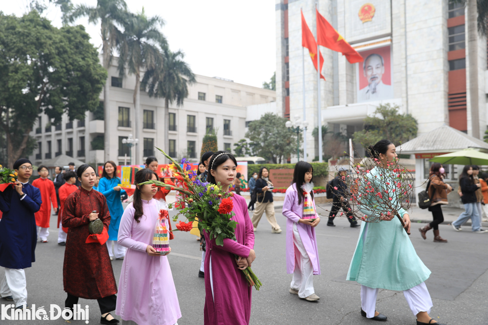 Đại diện CLB Đình làng Vi&ecirc;̣t - đơn vị ph&ocirc;́i hợp thực hi&ecirc;̣n chương trình cho bi&ecirc;́t, đoàn rước năm nay có quy m&ocirc; lớn hơn. Qua đó, cho th&acirc;́y sự lan tỏa, sức hút mạnh mẽ của văn hóa truy&ecirc;̀n th&ocirc;́ng.