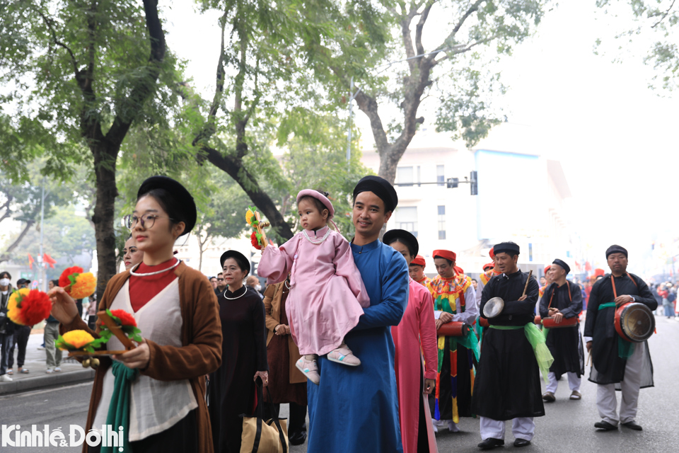 Sau khi rước v&ecirc;̀ đình Kim Ng&acirc;n, đoàn sẽ ti&ecirc;́n hành các nghi l&ecirc;̃ truy&ecirc;̀n th&ocirc;́ng dịp T&ecirc;́t Nguy&ecirc;n đán.