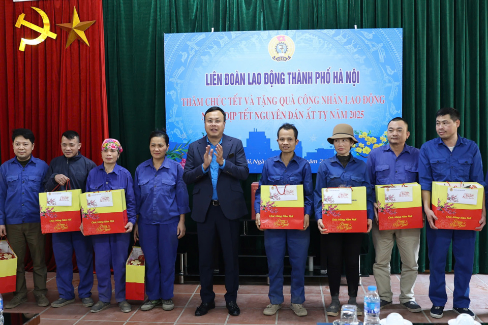 Chủ tịch LĐLĐ th&agrave;nh phố H&agrave; Nội Phạm Quang Thanh tặng qu&agrave; Tết cho người lao động tại C&ocirc;ng ty Cổ phần Cầu X&acirc;y - Ảnh: Ngọc &Aacute;nh