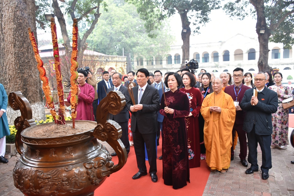 Chủ tịch Lương Cường c&ugrave;ng phu nh&acirc;n v&agrave; kiều b&agrave;o thực hiện nghi lễ d&acirc;ng hương tại Ho&agrave;ng th&agrave;nh Thăng Long.