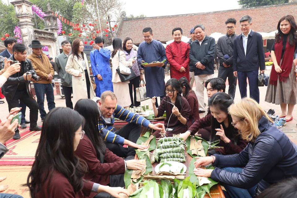 Du kh&aacute;ch nước ngo&agrave;i th&iacute;ch th&uacute; trải nghiệm g&oacute;i b&aacute;nh chưng tại&nbsp;Tết l&agrave;ng Việt 2025.