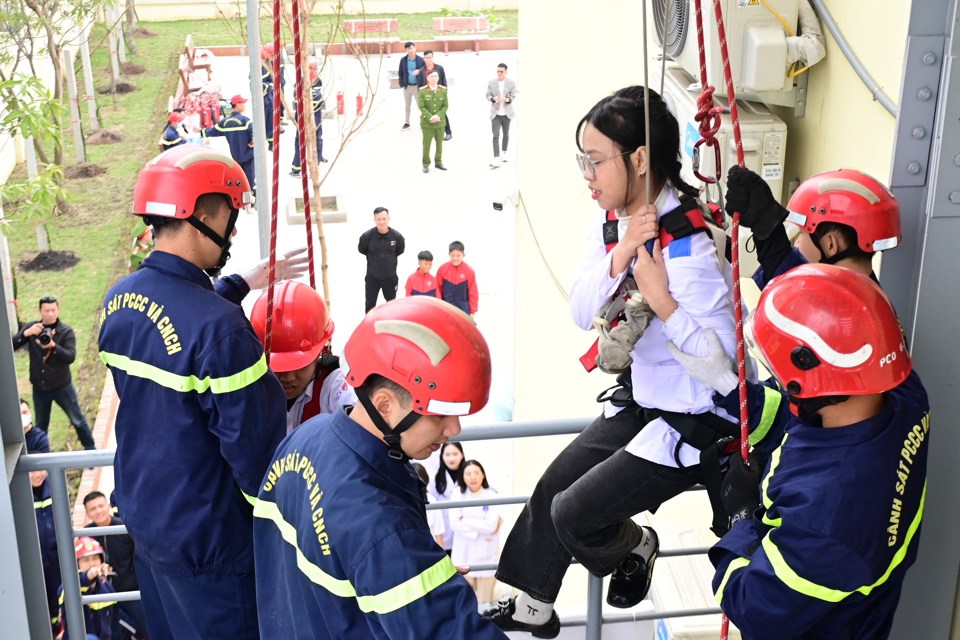 Học sinh v&agrave; người d&acirc;n c&ugrave;ng tham gia trải nghiệm. Ảnh TTT