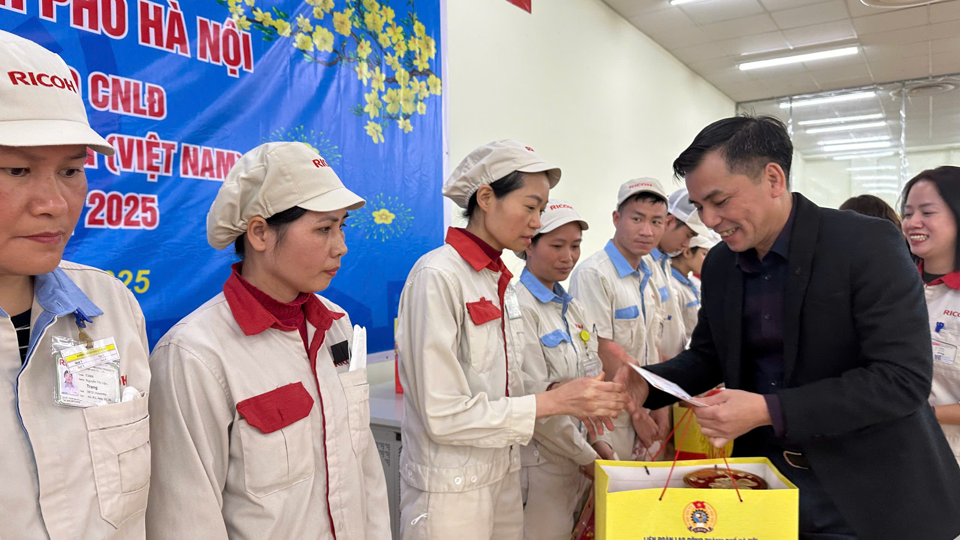 Ph&oacute; Chủ tịch Thường trực LĐLĐ TP H&agrave; Nội L&ecirc; Đ&igrave;nh H&ugrave;ng động vi&ecirc;n đo&agrave;n vi&ecirc;n, người lao động C&ocirc;ng ty TNHH sản phẩm Ricoh Imaging Việt Nam - Ảnh: Ngọc &Aacute;nh