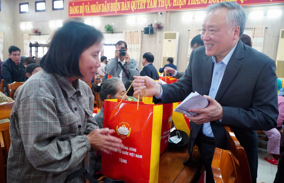 Ph&oacute; Thủ tướng Thường trực Ch&iacute;nh phủ Nguyễn H&ograve;a B&igrave;nh tặng qu&agrave; Tết cho c&aacute;c gia đ&igrave;nh ch&iacute;nh s&aacute;ch tại Quảng Nam.