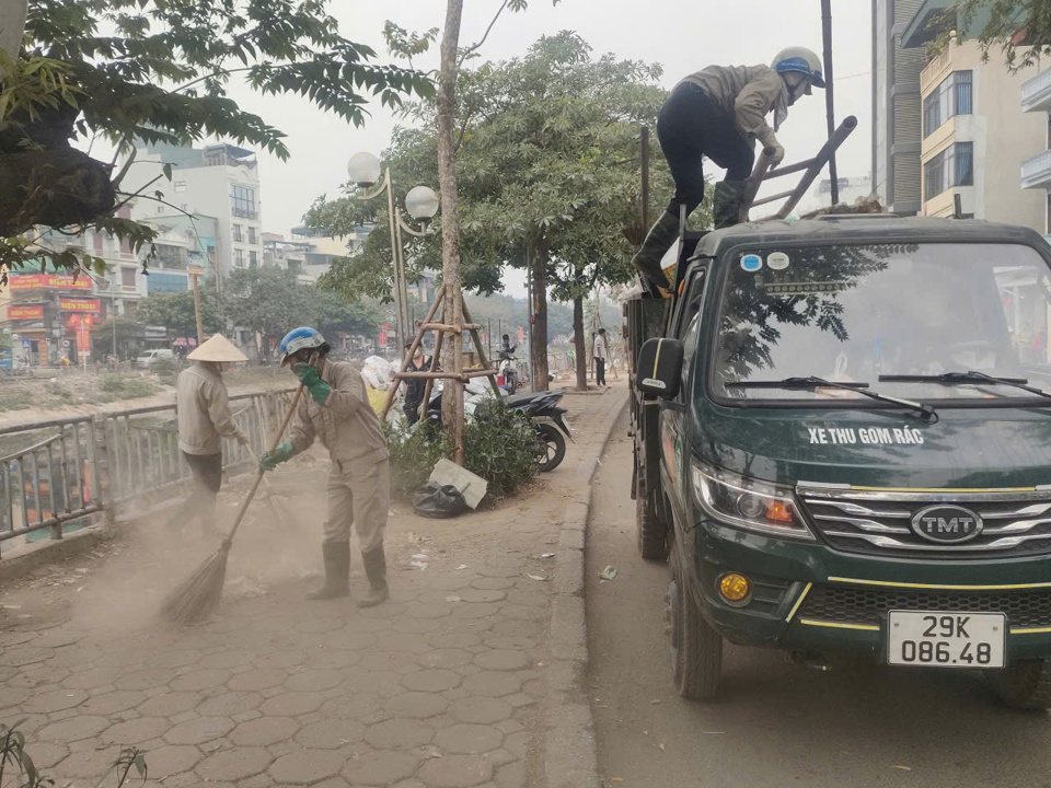 Vệ sinh bờ s&ocirc;ng T&ocirc; Lịch. Ảnh HM