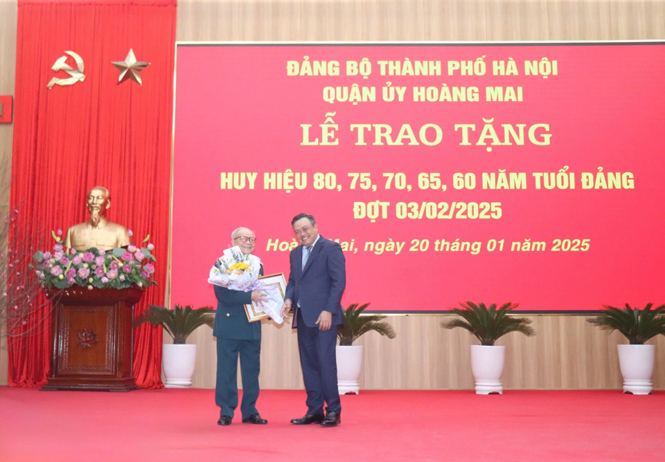 &nbsp;Chủ tịch UBND TP H&agrave; Nội Trần Sỹ Thanh trao Huy hiệu 70 năm tuổi Đảng cho c&aacute;n bộ l&atilde;o th&agrave;nh c&aacute;ch mạng Nguyễn Ngọc Dương.