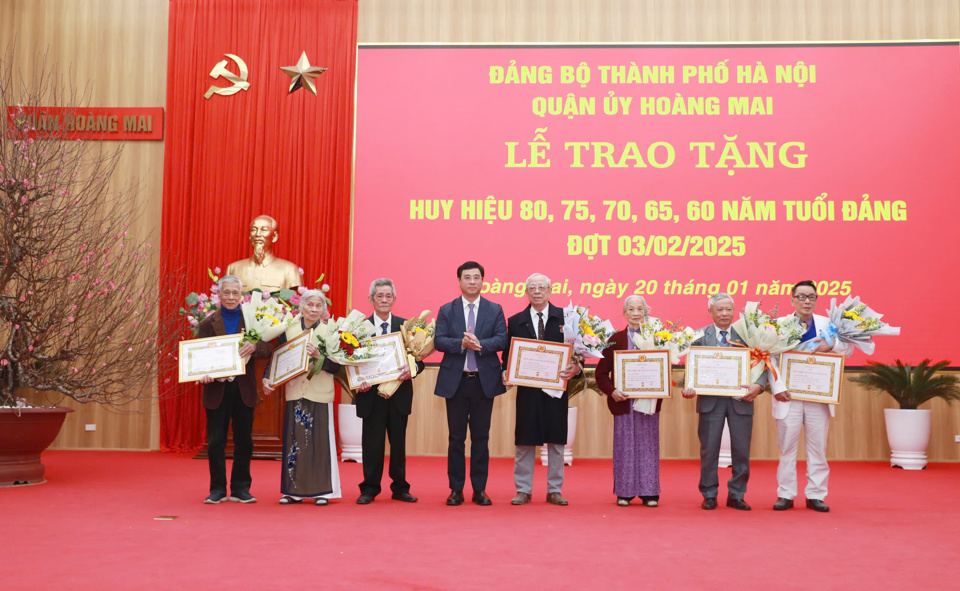 Chủ tịch UBND quận Ho&agrave;ng Mai Nguyễn Minh T&acirc;m trao Huy hiệu 60 năm tuổi Đảng cho c&aacute;c cụ l&atilde;o th&agrave;nh c&aacute;ch mạng. Ảnh TA