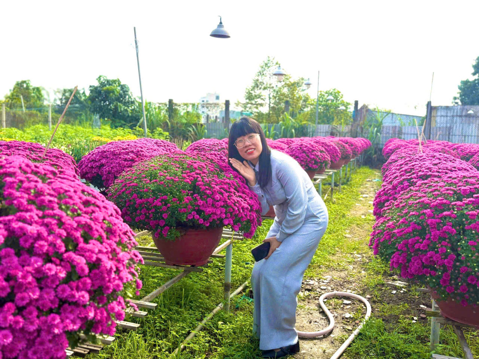 Với khung cảnh hữu t&igrave;nh, l&agrave;ng hoa B&agrave; Bộ kh&ocirc;ng chỉ mang lại cảm gi&aacute;c thư gi&atilde;n m&agrave; c&ograve;n l&agrave; địa điểm l&yacute; tưởng để chụp ảnh check-in cho những người y&ecirc;u hoa.&nbsp;