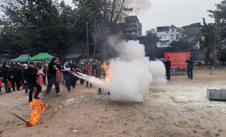 C&aacute;c hộ kinh doanh tham gia thực h&agrave;nh chữa ch&aacute;y.