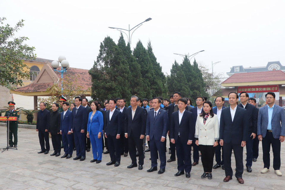 Đo&agrave;n l&atilde;nh đạo huyện Ba V&igrave; d&acirc;ng hương, hoa tưởng niệm c&aacute;c liệt sĩ tại Đ&agrave;i tưởng niệm c&aacute;c liệt sĩ trung t&acirc;m huyện.