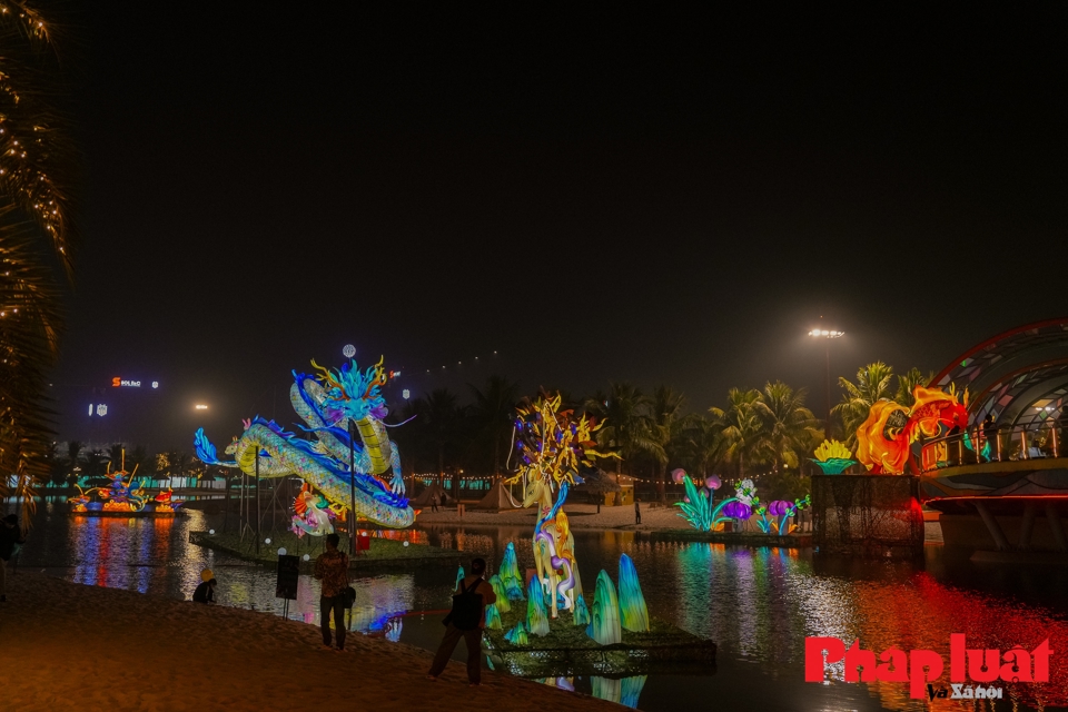 Đặc biệt, lần đầu ti&ecirc;n, kỳ quan đ&egrave;n lồng Yuyuan Lantern Festival nổi tiếng thế giới đ&atilde; hiện diện tại Việt Nam với chủ đề quen thuộc mang huyền t&iacute;ch &Aacute; ch&acirc;u mang t&ecirc;n "Sơn Hải dị k&igrave; k&yacute;". &ldquo;Sơn Hải dị k&igrave; k&yacute;&rdquo; l&agrave; thế giới của những sinh vật huyền b&iacute; được m&ocirc; tả trong Sơn Hải Kinh &ndash; một trong những s&aacute;ch địa l&yacute; l&acirc;u đời nhất của Trung Quốc xuất hiện từ thời Chiến Quốc. Kết hợp với c&aacute;c thiết kế lấy cảm hứng từ s&aacute;ch Lĩnh nam ch&iacute;ch qu&aacute;i &ndash; cuốn truyện thần thoại d&acirc;n gian Việt Nam được bi&ecirc;n soạn v&agrave; xuất bản v&agrave;o cuối triều Trần - c&aacute;c linh th&uacute; trong thần thoại 2 đất nước tạo th&agrave;nh một thế giới &ldquo;Sinh vật huyền b&iacute; phương Đ&ocirc;ng&rdquo; lung linh ảo diệu. Điểm nhấn nổi bật của triển l&atilde;m l&agrave; c&aacute;c t&aacute;c phẩm &ldquo;Cổng rồng Đ&ocirc;ng A&rdquo;, &ldquo;C&acirc;y thần Ph&ugrave; Tang&rdquo;, &ldquo;Thần Kim Quy&rdquo;, &ldquo;Bạch Long&rdquo; v&agrave; &ldquo;C&ocirc;ng ch&uacute;a Thủy cung&rdquo;&hellip; được c&ocirc;ng nhận l&agrave; di sản văn h&oacute;a phi vật thể của Trung Quốc, Yuyuan Lantern Festival đ&atilde; thu h&uacute;t 4 triệu du kh&aacute;ch trong m&ugrave;a lễ hội 2024 tại Thượng Hải, đồng thời ghi dấu ấn mạnh mẽ với c&ocirc;ng ch&uacute;ng Paris (Ph&aacute;p) v&agrave; to&agrave;n cầu.