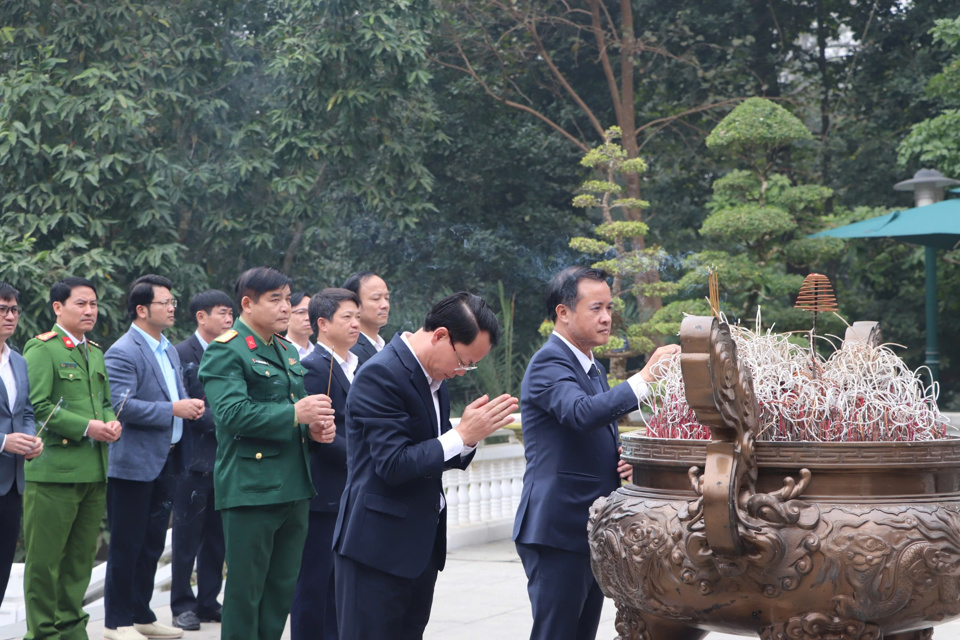 Đo&agrave;n l&atilde;nh đạo huyện d&acirc;ng hương, b&aacute;o c&ocirc;ng với B&aacute;c tại Khu di t&iacute;ch lịch sử K9 - Đ&aacute; Ch&ocirc;ng.