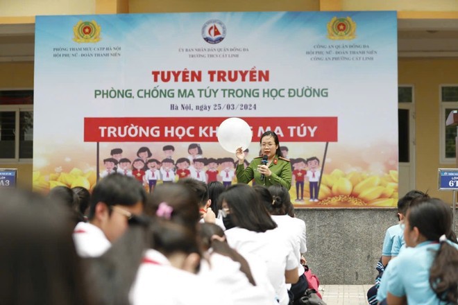 Trung t&aacute; B&ugrave;i Thị Hạnh t&iacute;ch cực hoạt động tuy&ecirc;n truyền, ph&ograve;ng, chống ma t&uacute;y trong học đường tr&ecirc;n địa b&agrave;n quận Đống Đa (H&agrave; Nội). Ảnh: NVCC