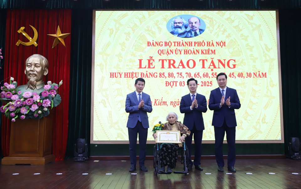 C&aacute;c đồng ch&iacute; Ban Thường trực Quận ủy Ho&agrave;n Kiếm&nbsp;trao Huy hiệu 80 năm tuổi Đảng cho đảng vi&ecirc;n Tăng Thị Quyền (phường Cửa Đ&ocirc;ng).