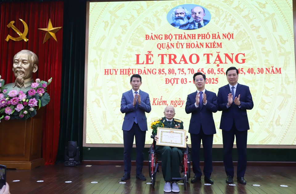 C&aacute;c đồng ch&iacute; Ban Thường trực Quận ủy Ho&agrave;n Kiếm&nbsp;trao Huy hiệu 75 năm tuổi Đảng cho đảng vi&ecirc;n Đỗ Đăng Kh&ocirc;i (phường H&agrave;ng Buồm).