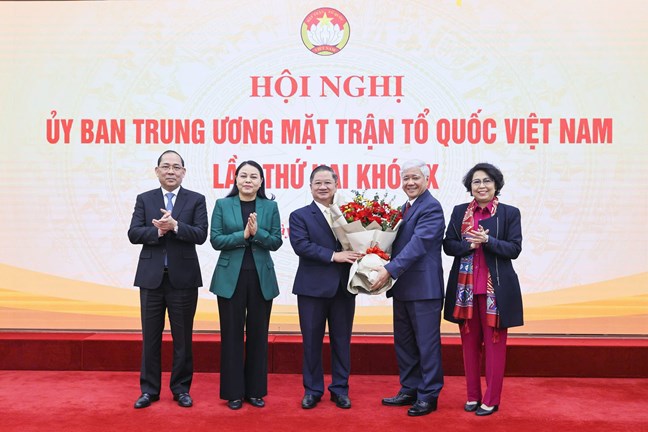 &nbsp;Ban Thường trực Ủy ban Trung ương Mặt trận Tổ quốc Việt Nam tặng hoa ch&uacute;c mừng &ocirc;ng Trần Việt Trường