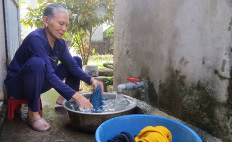 Người dân xã Phúc Tiến, huyện Phú Xuyên vui mừng vì có nước sạch sử dụng nhiều năm qua. Ảnh: Công Tâm