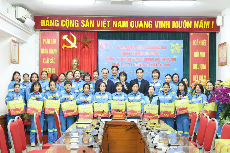 Đại biểu Quốc hội v&agrave; tổ chức C&ocirc;ng đo&agrave;n trao qu&agrave; cho c&ocirc;ng nh&acirc;n c&oacute; ho&agrave;n cảnh kh&oacute; khăn C&ocirc;ng ty TNHH MTV M&ocirc;i trường Đ&ocirc; thị H&agrave; Nội - Ảnh: Ngọc &Aacute;nh