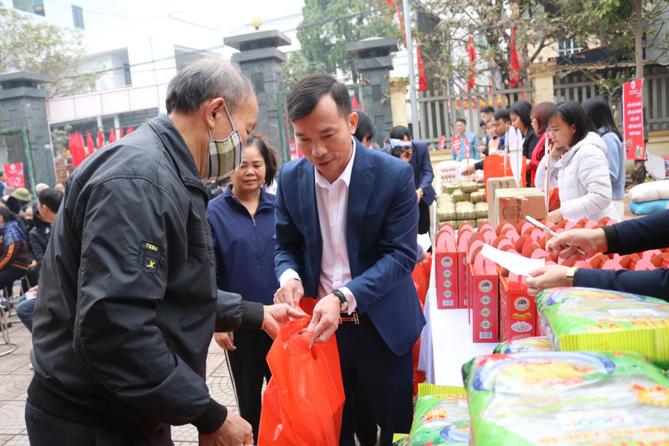 "Chợ Tết Nh&acirc;n &aacute;i" l&agrave; hoạt động nhiều &yacute; nghĩa được Hội Chữ thập đỏ huyện Quốc Oai tổ chức trong nhiều năm qua.