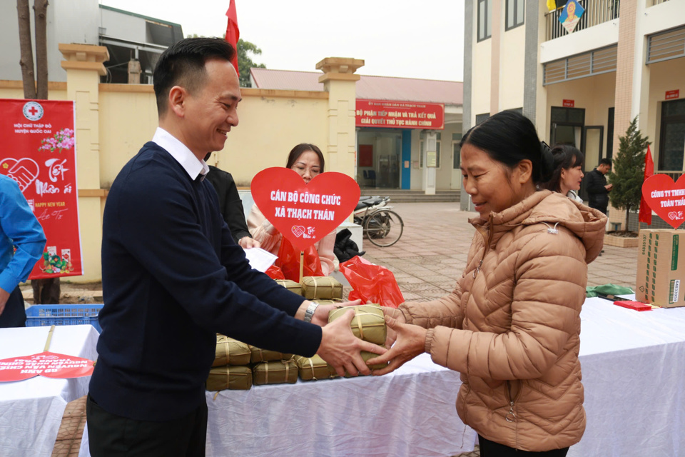 Những phần qu&agrave; &yacute; nghĩa được trao tới tay người d&acirc;n.