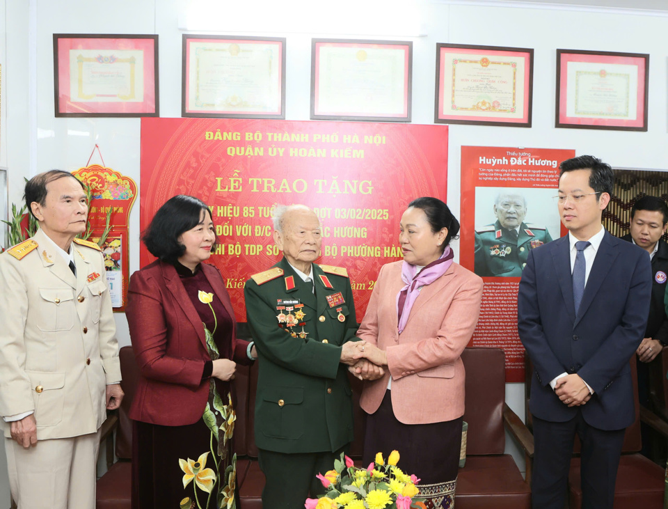 B&iacute; thư Th&agrave;nh ủy B&ugrave;i Thị Minh Ho&agrave;i c&ugrave;ng&nbsp;Đại sứ đặc mệnh to&agrave;n quyền nước Cộng h&ograve;a D&acirc;n chủ Nh&acirc;n d&acirc;n L&agrave;o tại Việt Nam Khamphao Ernthavanh với Thiếu tướng Huỳnh Đắc Hương.