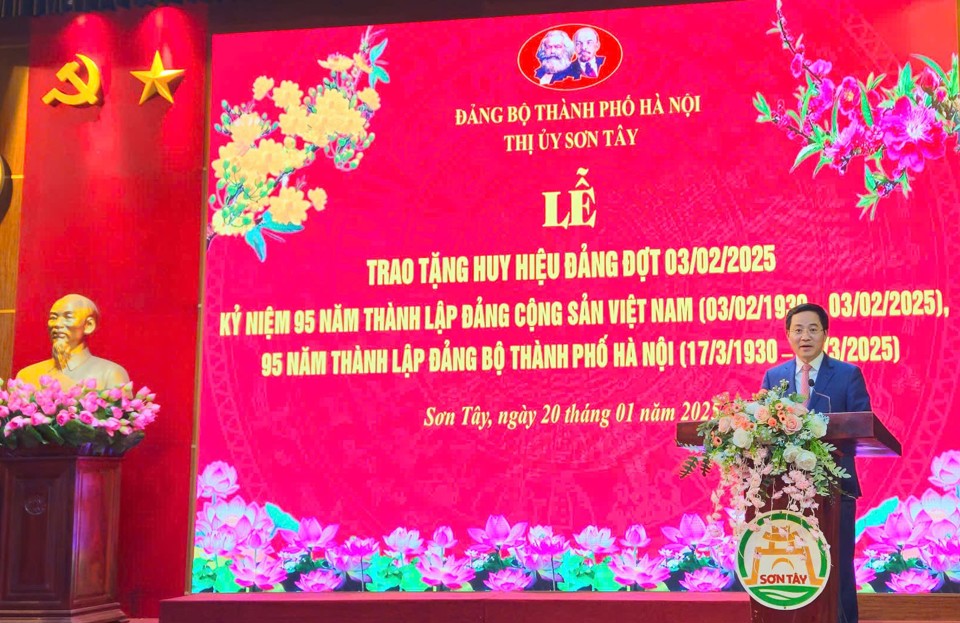 B&iacute; thư Thị ủy Sơn T&acirc;y Trần Anh Tuấn ph&aacute;t biểu tại buổi lễ.