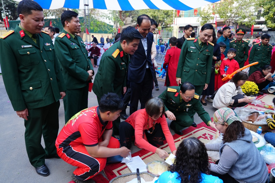 Tây Hồ: tổ chức Chương trình "Xuân chung tay đoàn kết-Tết thắm tình quân dân" - Ảnh 4