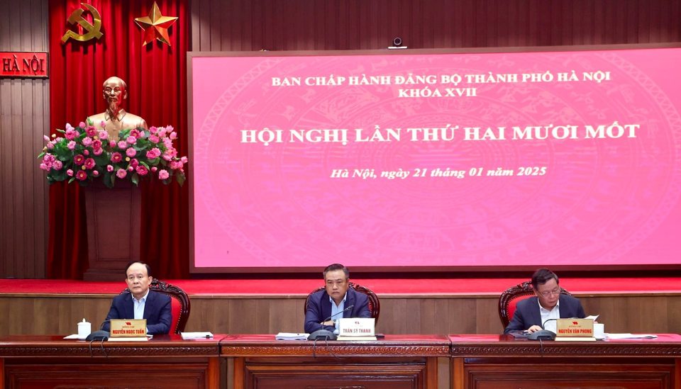 C&aacute;c đồng ch&iacute; l&atilde;nh đạo TP H&agrave; Nội chủ tr&igrave; hội nghị.