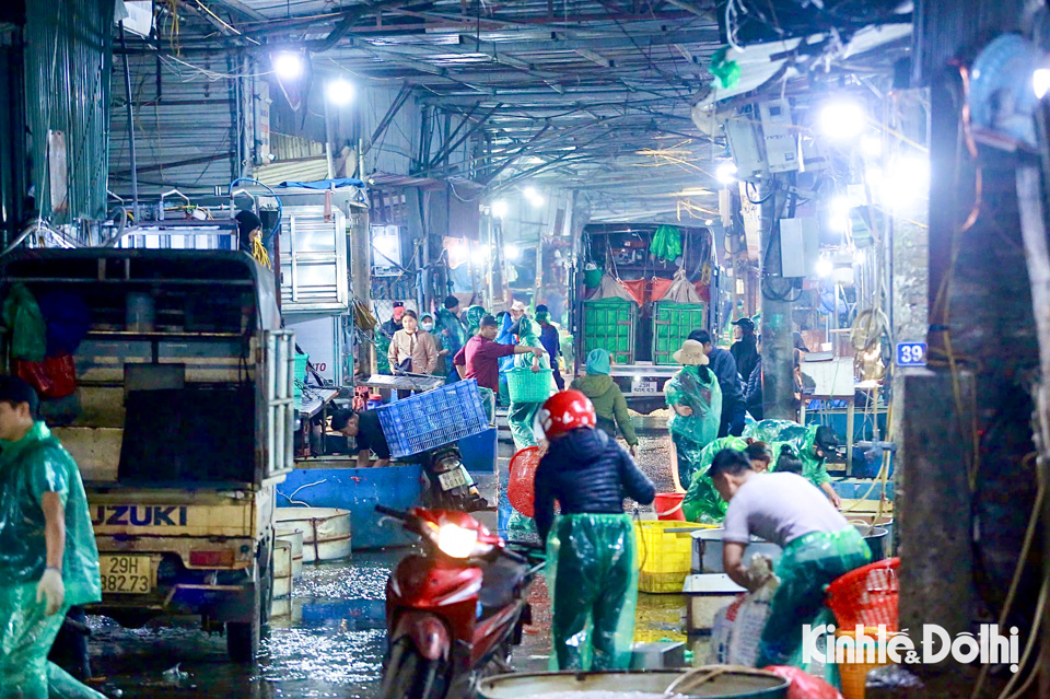 Những ng&agrave;y n&agrave;y, kh&ocirc;ng kh&iacute; tại chợ c&aacute; Y&ecirc;n Sở (quận Ho&agrave;ng Mai, TP H&agrave; Nội) đang tập nập, nhộn nhịp bu&ocirc;n b&aacute;n c&aacute; ch&eacute;p tiễn &ocirc;ng C&ocirc;ng, &ocirc;ng T&aacute;o về trời.