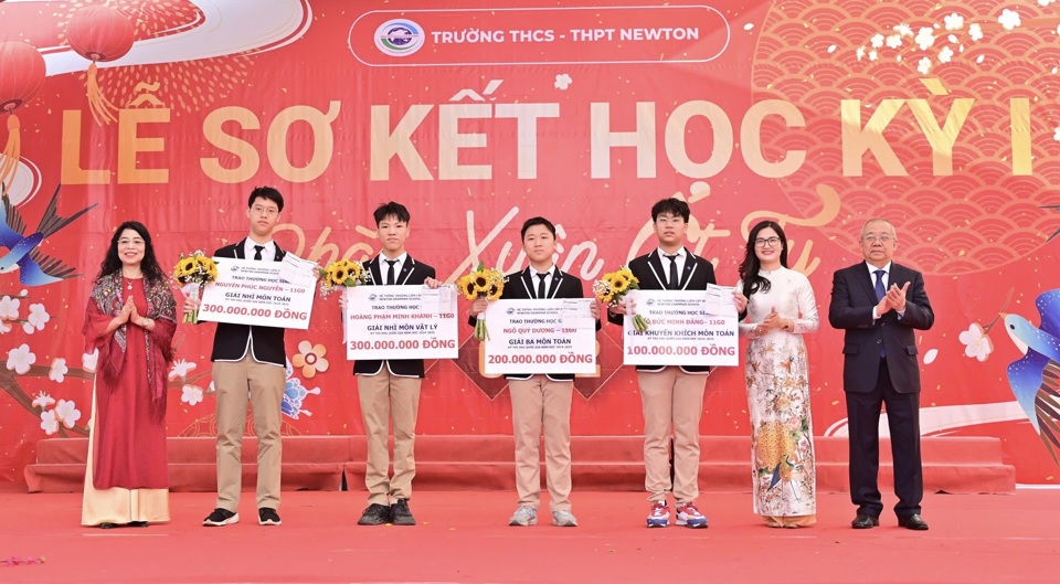 Ban l&atilde;nh đạo Trường Newton trao phần thưởng "khủng" cho học sinh đạt th&agrave;nh t&iacute;ch cao tại kỳ thi học sinh giỏi quốc gia.