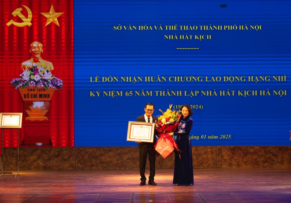 NSND Trung Hiếu - Gi&aacute;m đốc Nh&agrave; h&aacute;t Kịch H&agrave; Nội vinh dự được trao tặng Hu&acirc;n chương Lao động hạng Ba.&nbsp;