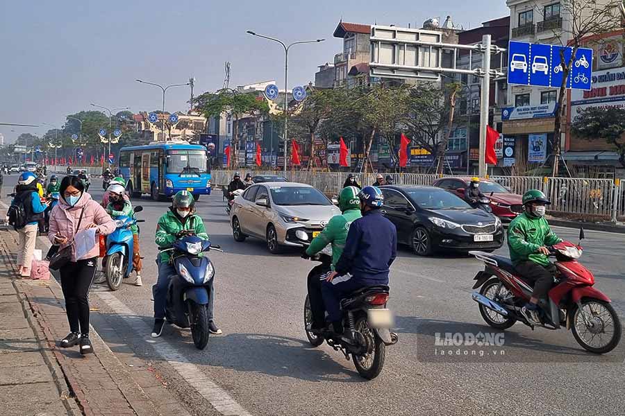 Lực lượng xe &ocirc;m cũng tập trung đ&ocirc;ng đảo, thản nhi&ecirc;n đi ngược chiều tr&ecirc;n đường Giải Ph&oacute;ng, đoạn qua Bệnh viện Bạch Mai.