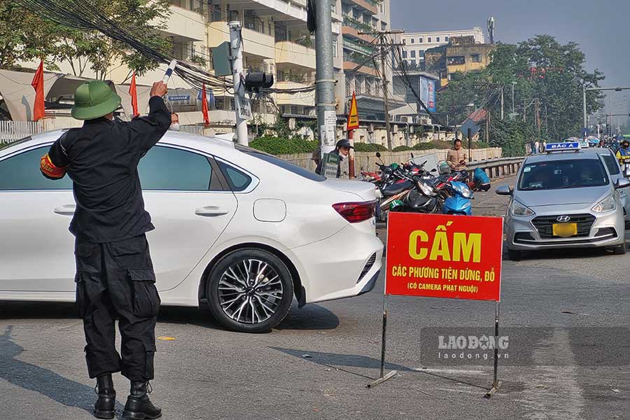 Lực lượng bảo vệ của Bệnh viện Bạch Mai li&ecirc;n tục nhắc nhở c&aacute;c t&agrave;i xế c&oacute; h&agrave;nh vi dừng đỗ xe qu&aacute; l&acirc;u trước cổng bệnh viện.