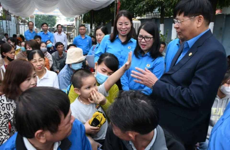 L&atilde;nh đạo Li&ecirc;n đo&agrave;n lao động Việt Nam, Li&ecirc;n đo&agrave;n Lao động tỉnh Đồng Nai thăm hỏi, ch&uacute;c Tết gia đ&igrave;nh c&ocirc;ng nh&acirc;n lao động trước giờ l&ecirc;n t&agrave;u về qu&ecirc;.