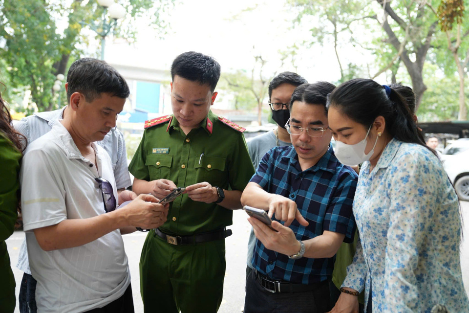 C&aacute;n bộ Sở Tư ph&aacute;p TP H&agrave; Nội hướng dẫn người d&acirc;n k&ecirc; khai, l&agrave;m thủ tục cấp Phiếu L&yacute; lịch tư ph&aacute;p tr&ecirc;n ứng dụng VNeID. nh: L&ecirc; Mận