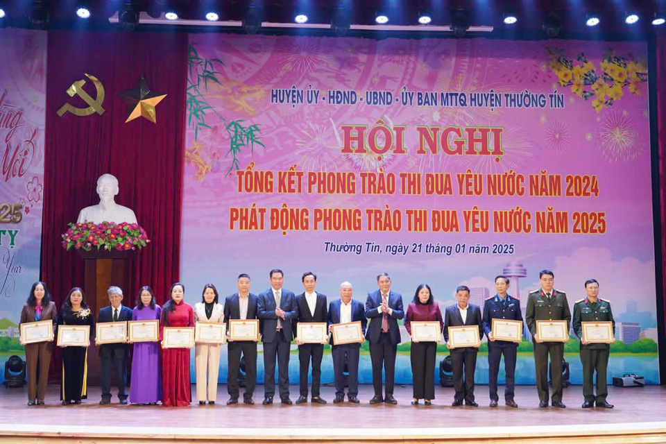 Chủ tịch HĐND, Ph&oacute; B&iacute; thư Thường trực Huyện ủy Thường T&iacute;n Tạ Hữu Thọ trao phần thưởng cho c&aacute;c tập thể , c&aacute; nh&acirc;n đạt th&agrave;nh t&iacute;ch