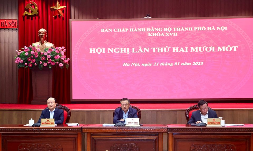 C&aacute;c đồng ch&iacute; l&atilde;nh đạo TP H&agrave; Nội chủ tr&igrave; hội nghị