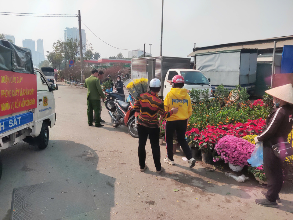 Trong 2 ng&agrave;y 21, 22/1, lực lượng chức năng phường Mai Dịch đ&atilde; đồng loạt tổ chức ra qu&acirc;n xử l&yacute; vi phạm trật tự đ&ocirc; thị tr&ecirc;n địa b&agrave;n.