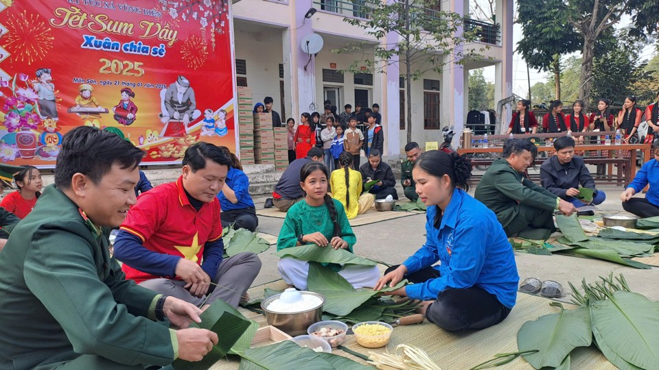 C&aacute;c chiến sỹ Bi&ecirc;n ph&ograve;ng lu&ocirc;n sẻ chia, y&ecirc;u thương v&agrave; đ&ugrave;m bọc con em người d&acirc;n v&ugrave;ng bi&ecirc;n giới, hỗ trợ c&aacute;c em đến lớp t&igrave;m con chữ.&nbsp;