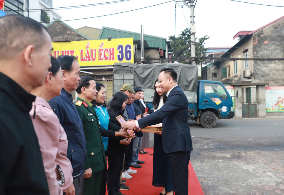 Ph&oacute; Chủ tịch UBND quận Ho&agrave;ng Mai V&otilde; Xu&acirc;n Trọng kiểm tra, trao Cam kết giữ sạch bờ s&ocirc;ng Kim Ngưu tận từng TPD, tổ chức đo&agrave;n thể. Ảnh V&acirc;n Vương.