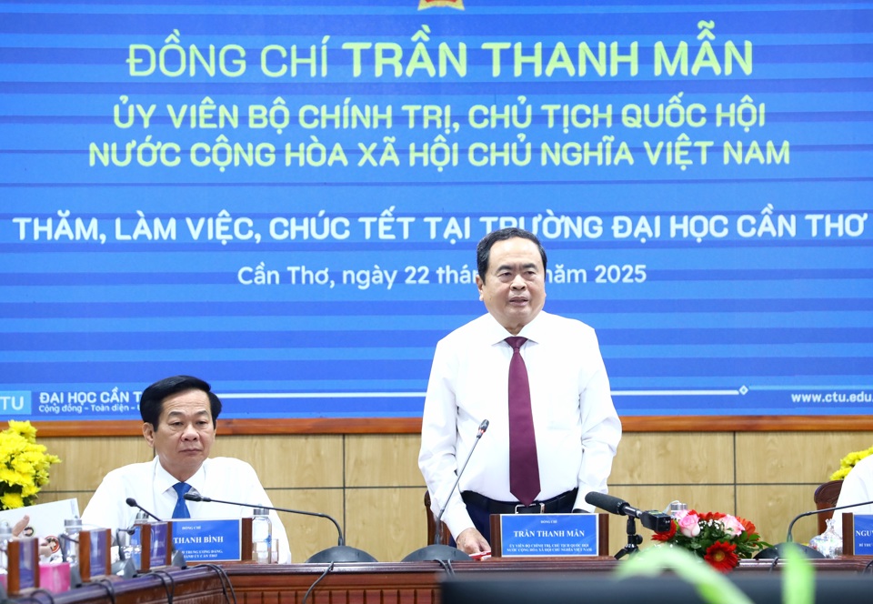 Chủ tịch Quốc hội Trần Thanh Mẫn ph&aacute;t biểu tại cuộc l&agrave;m việc. Ảnh: TP